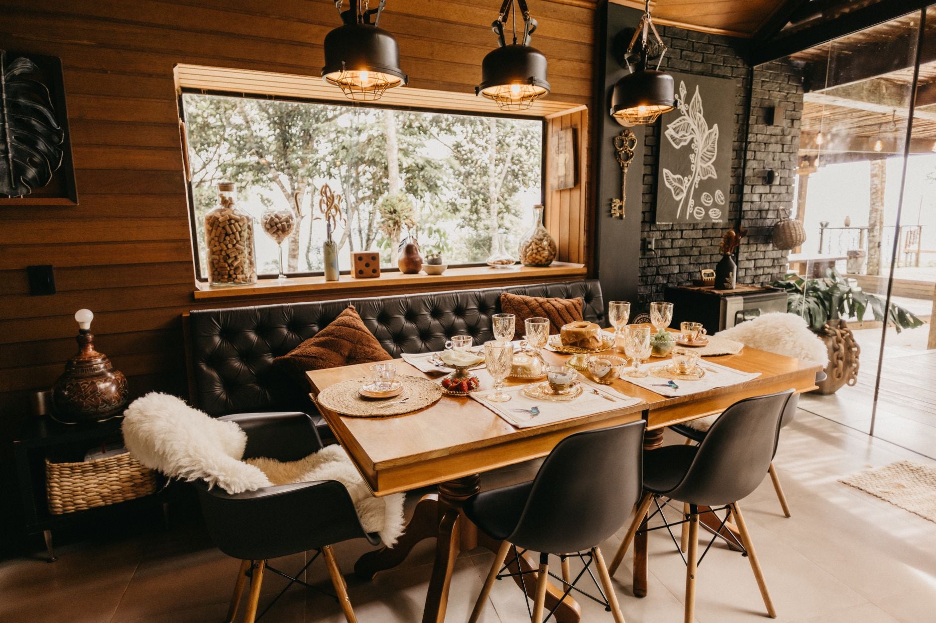 Warm, inviting dining area with rustic decor and natural lighting in Espírito Santo, Brazil.